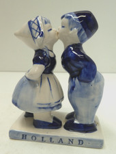 VINTAGE DELFT DUTCH HOLLAND BLUE WHITE POTTERY CHINA BOY & GIRL KISSING STATUE