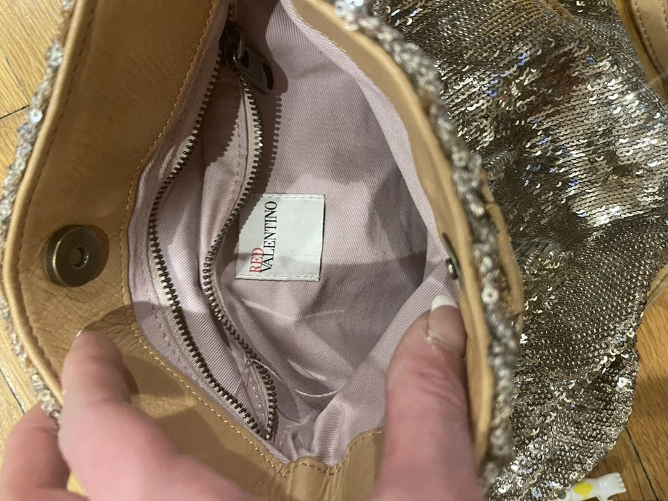 Bolso Bandolera De Colección Rojo Valentino Marrón Claro/Dorado Metálico Lentejuelas y Cuero Lazo Foto 3 de 4