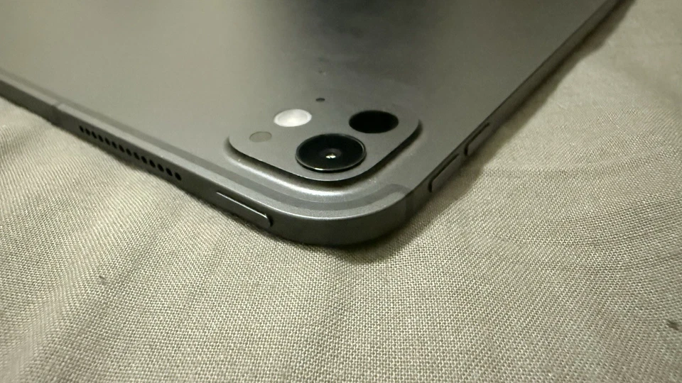 Apple iPad Pro 2024 13-inch Wi-Fi+Cellular. 256GB - M4 - CRACKED SCREEN - Image 4 of 4