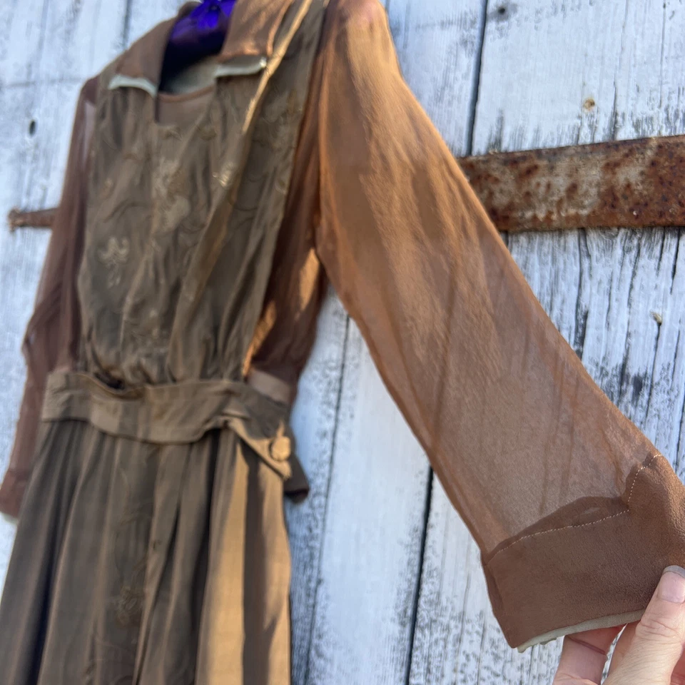 Antiguo Vestido Mantón Piano Seda Marrón Adolescente Bordado Floral Eduardiano De Colección Foto 3 de 4