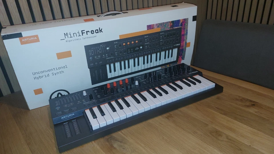 Arturia MiniFreak Algorithmischer Synthesizer - Top Zustand - Mit OVP - Bild 2 von 4