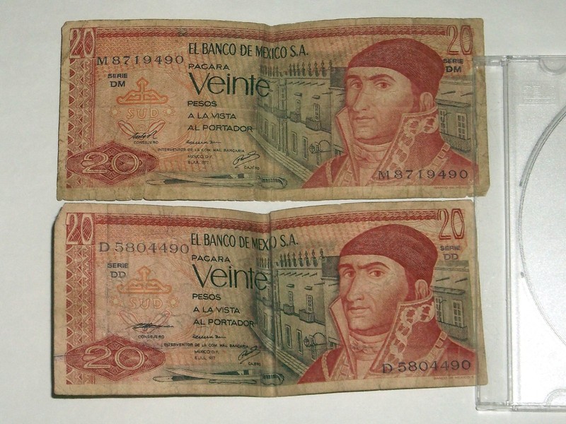 Lot of 2 20 Pesos Bills Mexico Mexican Bank Note Circulated 1977 Used Morelos