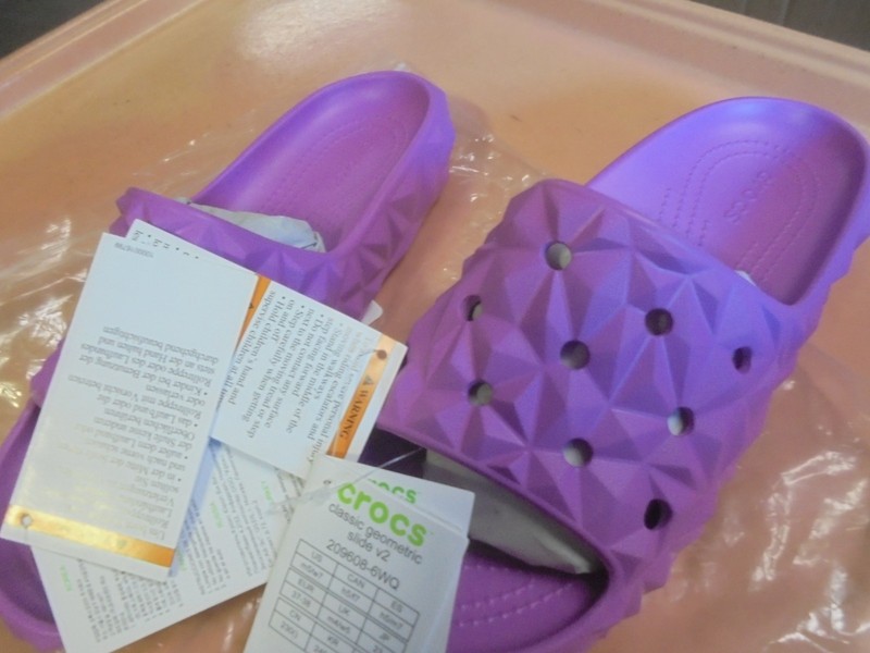 New Crocs Classic Geometric Slide Men's 5 Women's 7 Bubble
