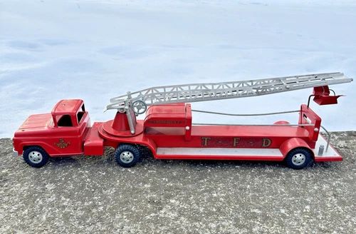 Vintage TONKA TFD No 5 Giant Hydraulic Aerial Ladder Firetruck 1950's 32" USA