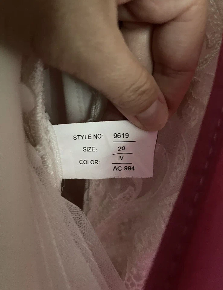 Vestido de novia Allure Bridals estilo #: 9619 talla 20, sin alteraciones. Foto 4 de 4