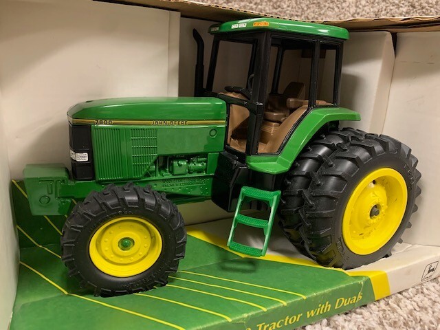JOHN DEERE 6200 MFWD トラクター 1/16 ジョンディア 5667DO 1/16 John Deere 6200 MFWD Tractor with ROPS | Action Toys