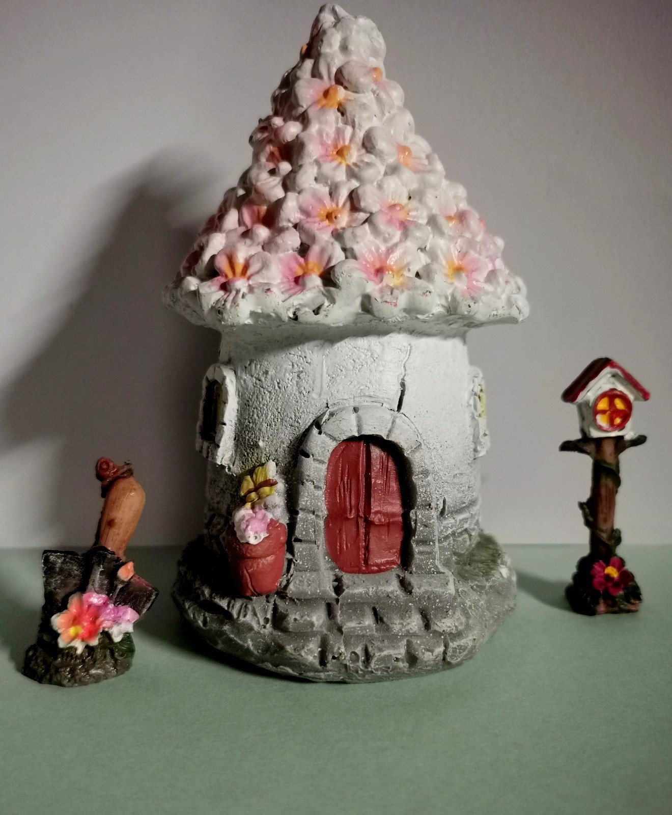 Fairy Garden Stone & Pink Flowers House Resin Figurine 4.5" w/ 2 Accessories 
