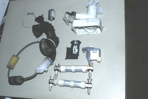 ZANUSSI ZWF12070W WASCHMASCHINE DEFEKT FÜR TEILE:MOTOR,SCHLÄUCHE,TÜR,BEIN ETC.