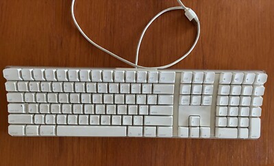 Apple Wired Keyboard with 2 USB Ports • A 1048 • White • 16