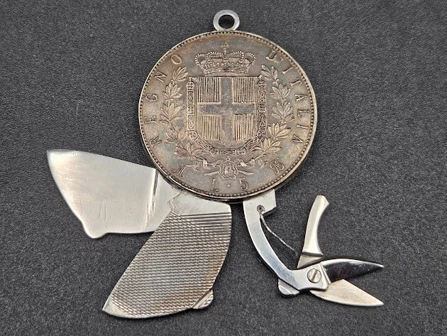 Cuchillo de bolsillo CEM Maniago plata 1869 Italia Vittorio Emanuele II moneda de 5 liras de colección Foto 4 de 4