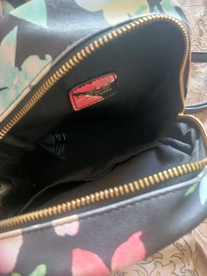 Bebe Лос-Анджелес черный цветочный принт ПВХ винил веганский маленький рюкзак сумочка - Изображение 2 из 4