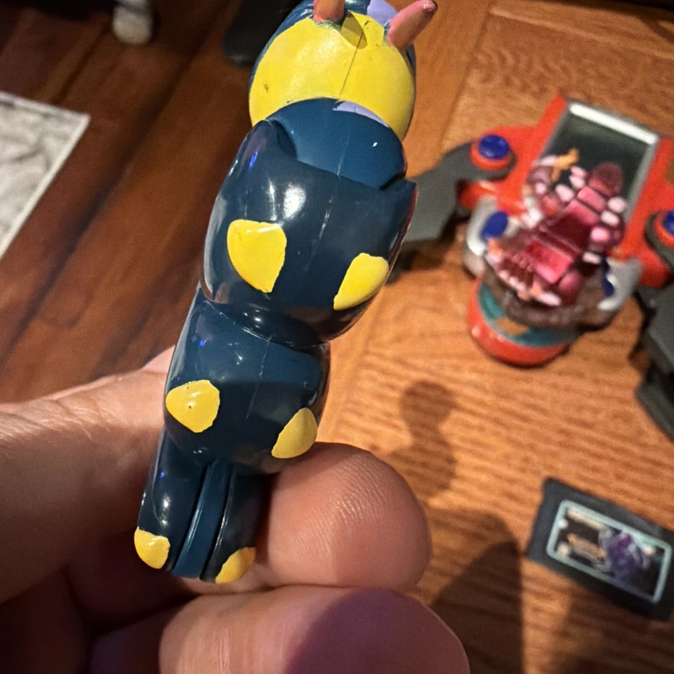 VTG Hasbro Pokemon Red  Electronic Battle Trainer Handheld 2005  + Figures/game - Image 4 of 4