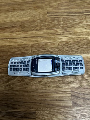 Nokia 6800 - Gray and Blue Flip Phone - Picture 3 of 15