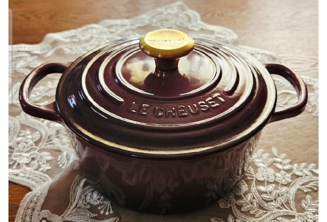 Rare Le Creuset Cocotte Rond 18cm Fig with Gold Knob Almost Unused