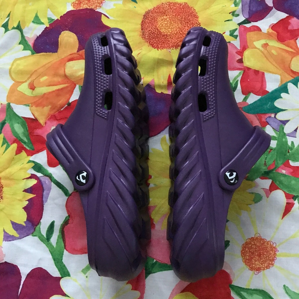 amoji clogs vs crocs