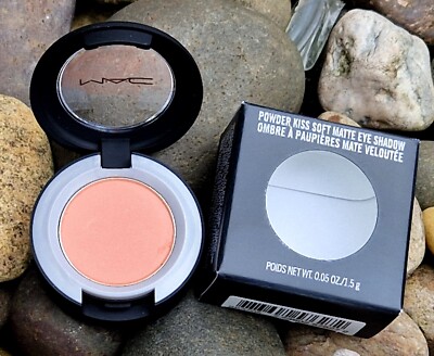 Mac Beautiful Single Light Eyeshadow Strike A Pose Powder Kiss Soft Matt 1,5g