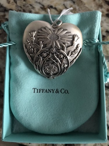Co Ziegfeld Daisy Heart Locket 