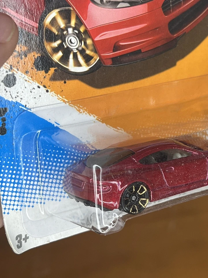 Hot Wheels - Más rápido que nunca 2011 - Aston Martin DBS rojo granate 99/247 Foto 3 de 4