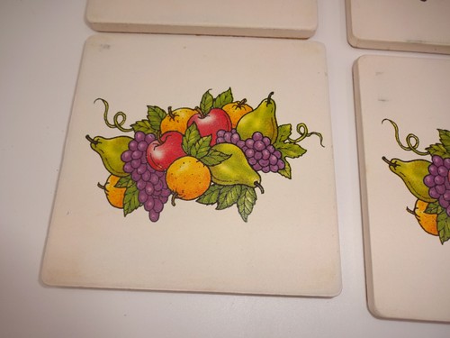 Juego de 4 posavasos vintage de arenisca y corcho frutas uvas peras manzanas Taiwán - Imagen 4 de 7
