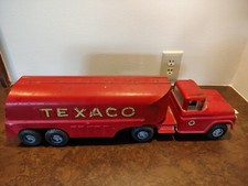 VINTAGE 1950s BUDDY L TOUR WITH TEXACO RED METAL SEMI-TANK HAULER TRUCK