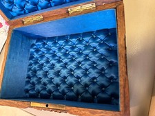 Ancien très beau  coffret à bijoux en bois sculpté capitonné bleu