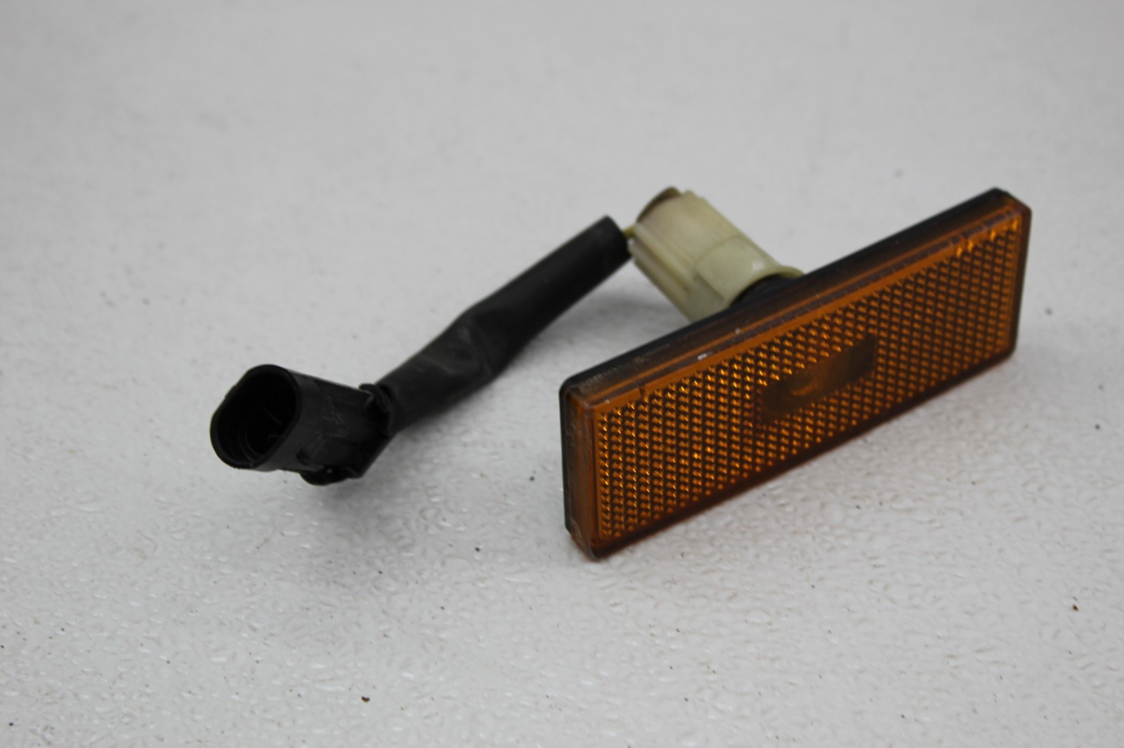 99-01 FERRARI 456 M FRONT SIGNAL MARKER LIGHT REFLECTOR