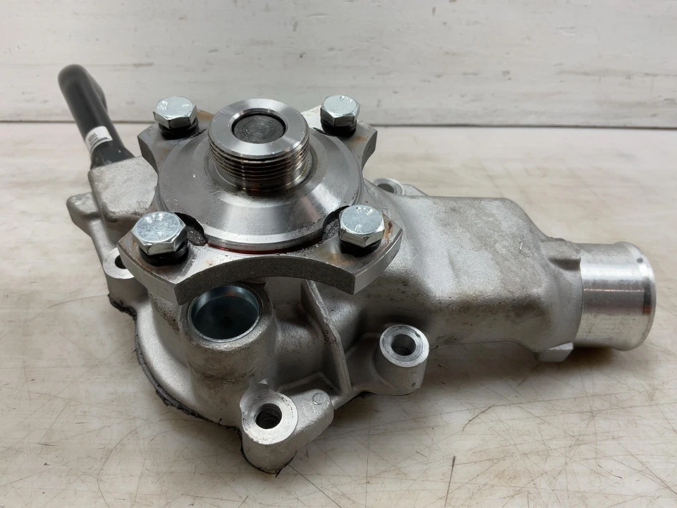 Bomba de refrigerante Jeep TJ Wrangler Aftermarket 4,0 L con pernos 2003-2006 055676 Foto 3 de 4