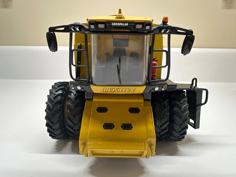 Cat Lexion 590R Combine Harvester with Corn Head and MaxFlex Grain Head 1/32 - Image 2 of 4