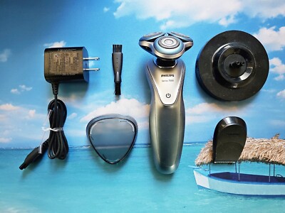 Philips Series 7000 Wet or Dry Electric Sensitive Skin Shaver S7370/12 Chg Stand