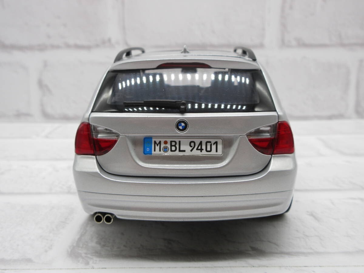 1:18 BMW 330i 3 Series Touring Silver Dealer Authentic