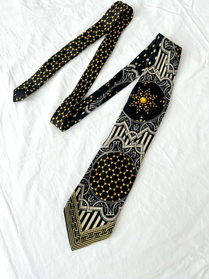 Corbata Versace V2 - Medallón Llave Griega Negra/Dorada Estampado Puerta Estelar Seda Italia Foto 3 de 4