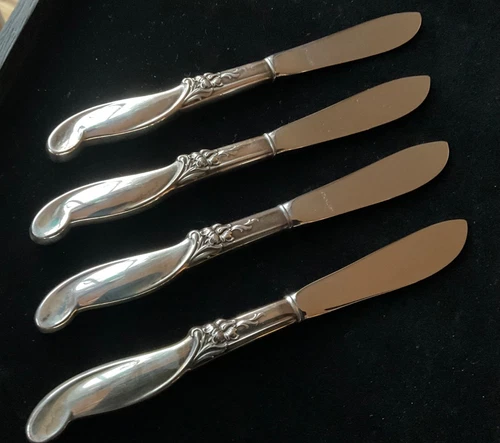 4 INTERNATIONAL SILVER MELODY STERLING SILVER BUTTER KNIFE  VERY GOOD CONDITION
