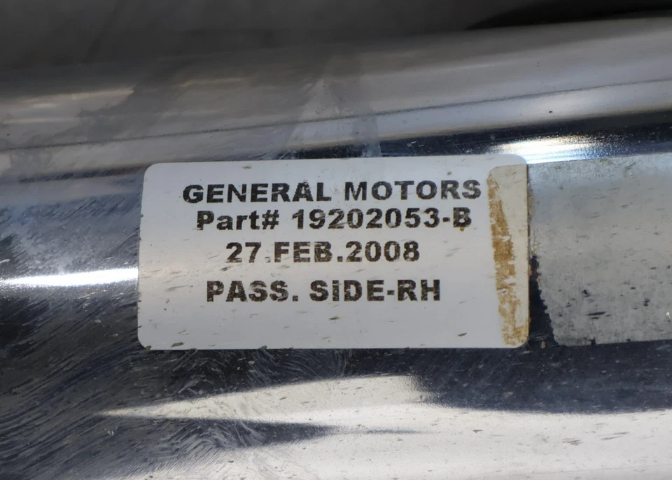 2009 HUMMER H3 RIGHT PASSENGER SIDE RUNNING BOARD NERF BAR STEP PAD OEM - Image 4 of 4