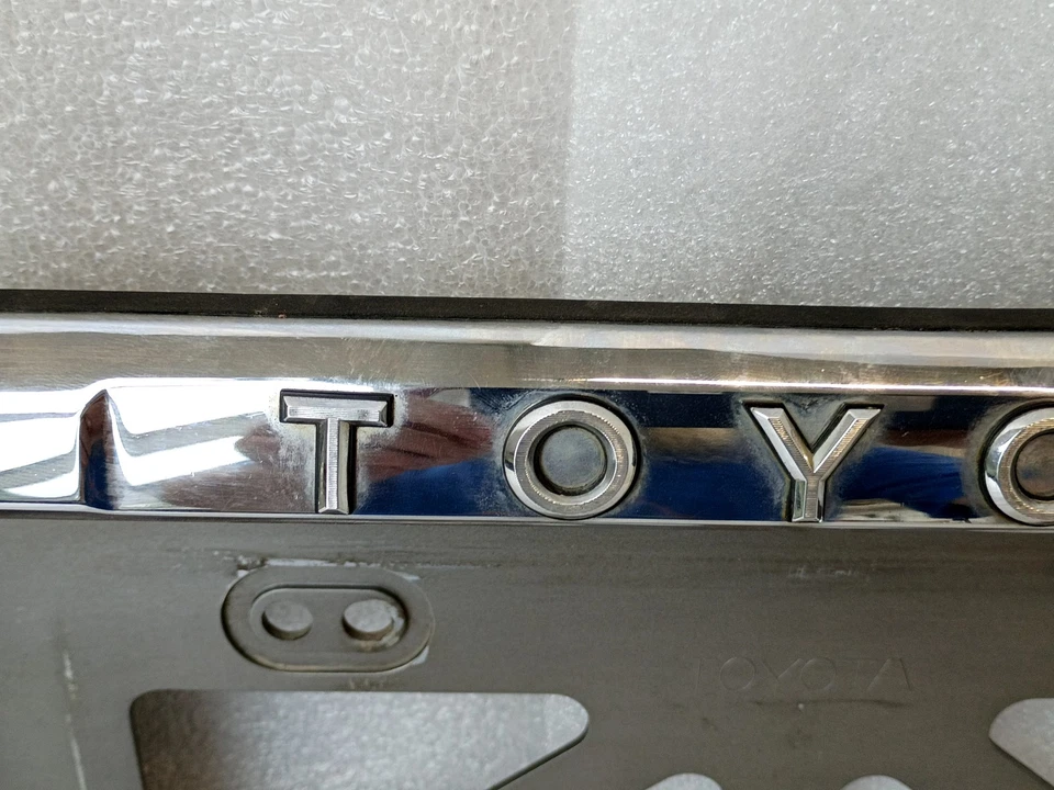 Soporte de matrícula cromado 90-95 4Runner / luces de reversa Toyota SR5 76811-8910 Foto 2 de 4