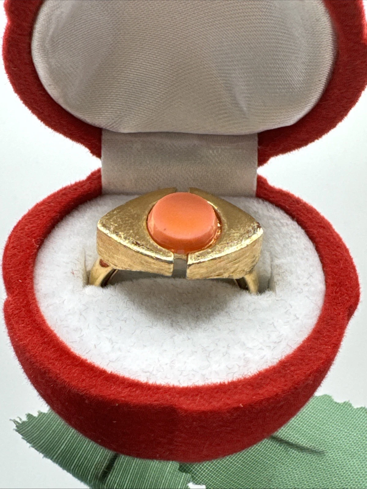 Bague vintage fantaisie avec pierre orange. Taille 56.