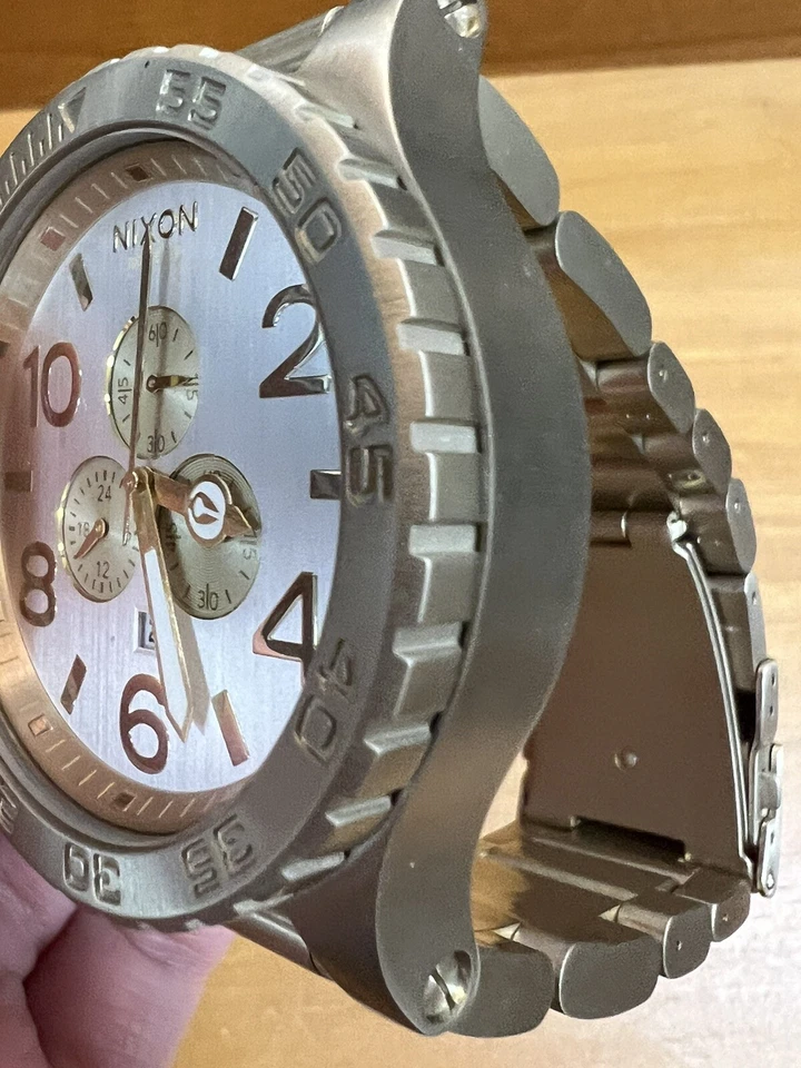 Reloj Nixon Cronógrafo Tono Dorado Hombre Cara Grande Zurdo Foto 4 de 4