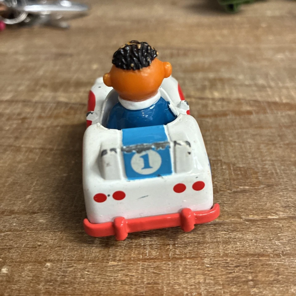 Coche diecast de colección Ernie en coche de carreras Sesame Street Muppets Playskool 1981 R80 Foto 3 de 4