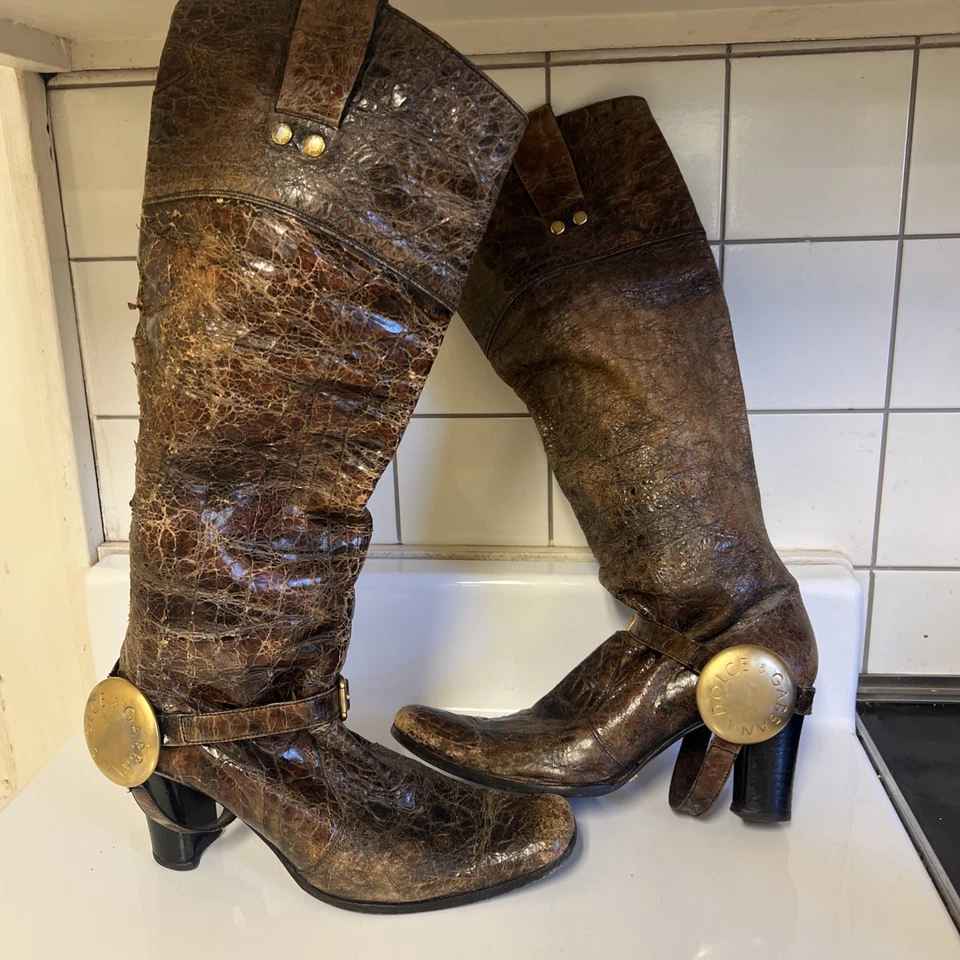 Botas de tacón de charol envejecido Dolce & Gabbana vintage para dama talla 36,6  Foto 3 de 4