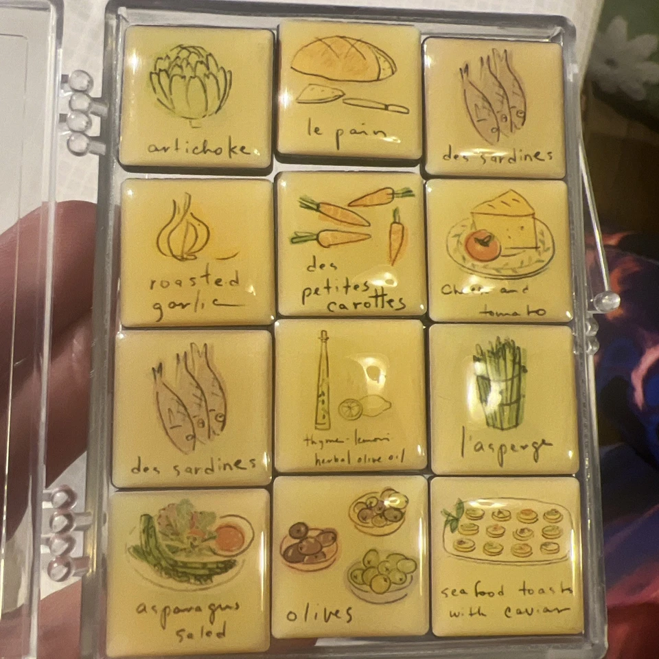 Juego de dos imanes temáticos de comida para fiesta de jardín Hallmark (12 en cada estuche) ver imagen Foto 2 de 4