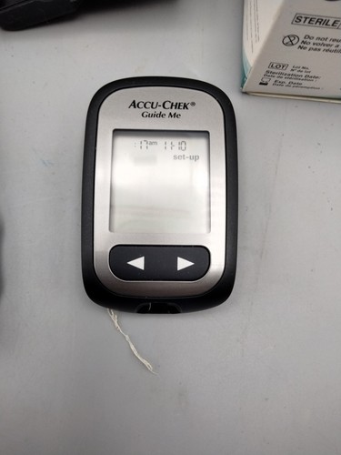 Glukometr Accu-Chek Guide Me - czarny - nowa bateria. - Zdjęcie 2 z 4