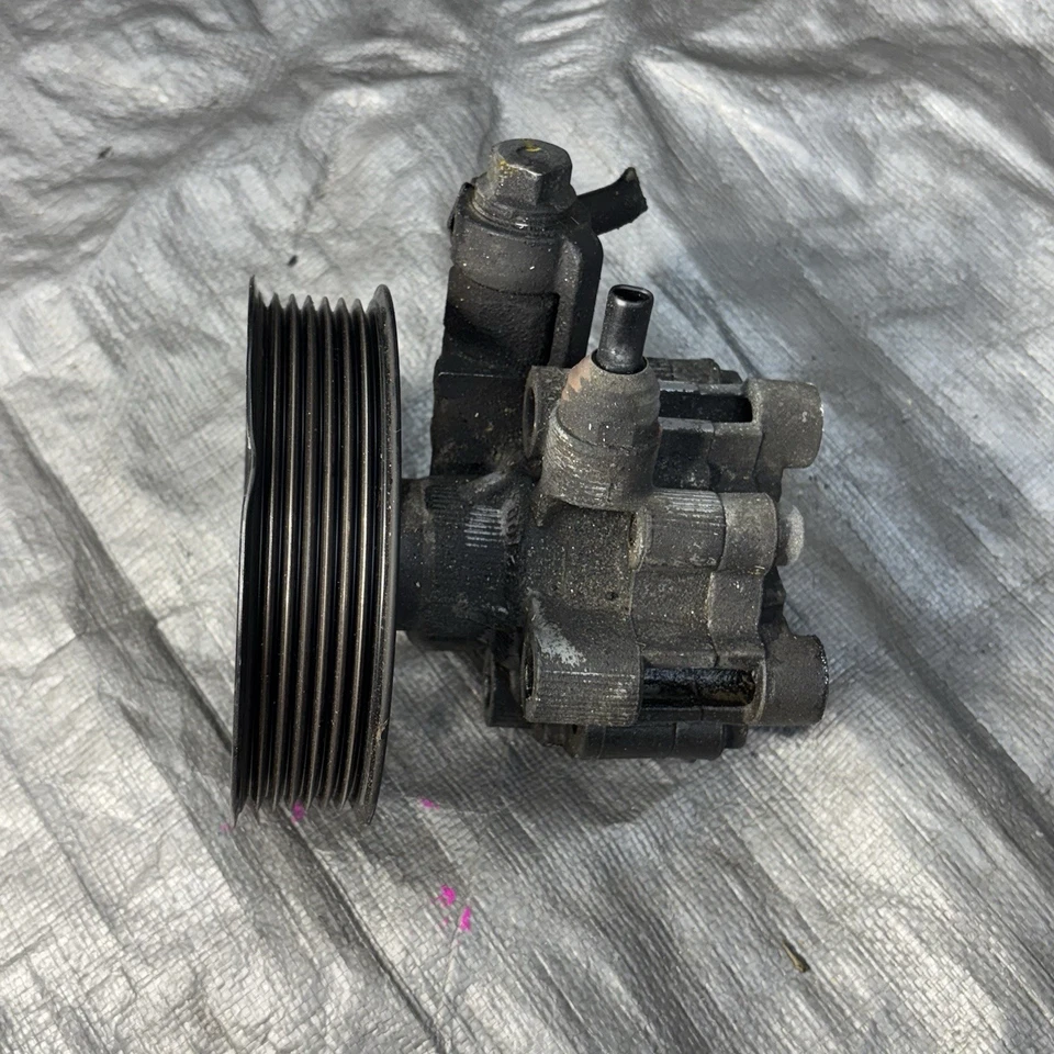 2004 TOYOTA RAV4 2.4L POWER STEERING PUMP ASSEMBLY OEM - Image 3 of 4