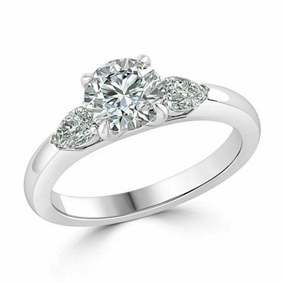 2 Karat runder Moissanit 14 Karat Weißgold über drei Steinen Verlobungsring Ehering