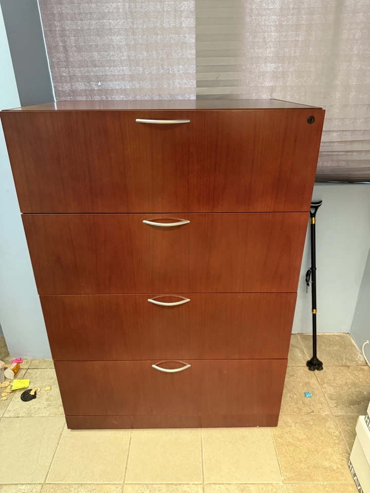 Archivador Steelcase Mohoga 4 cajones madera con cerradura y llave característica Foto 3 de 4