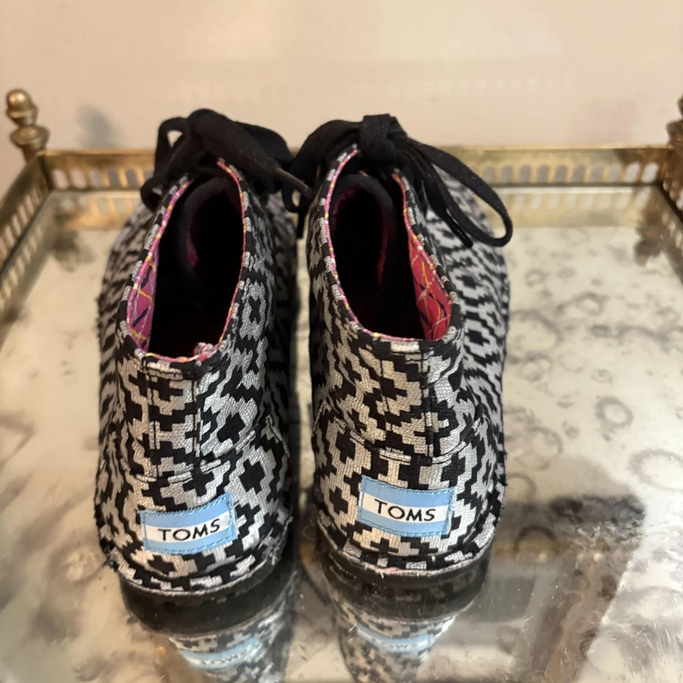 Botas TOMS para mujer talla 6,5 negras blancas de lona chukka con cordones geométricas aztecas Foto 4 de 4