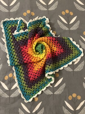 Gehäkelte Granny Square Babydecke Regenbogen Kinderwagen Auto Babyparty Geschenk 26 x 26 cm