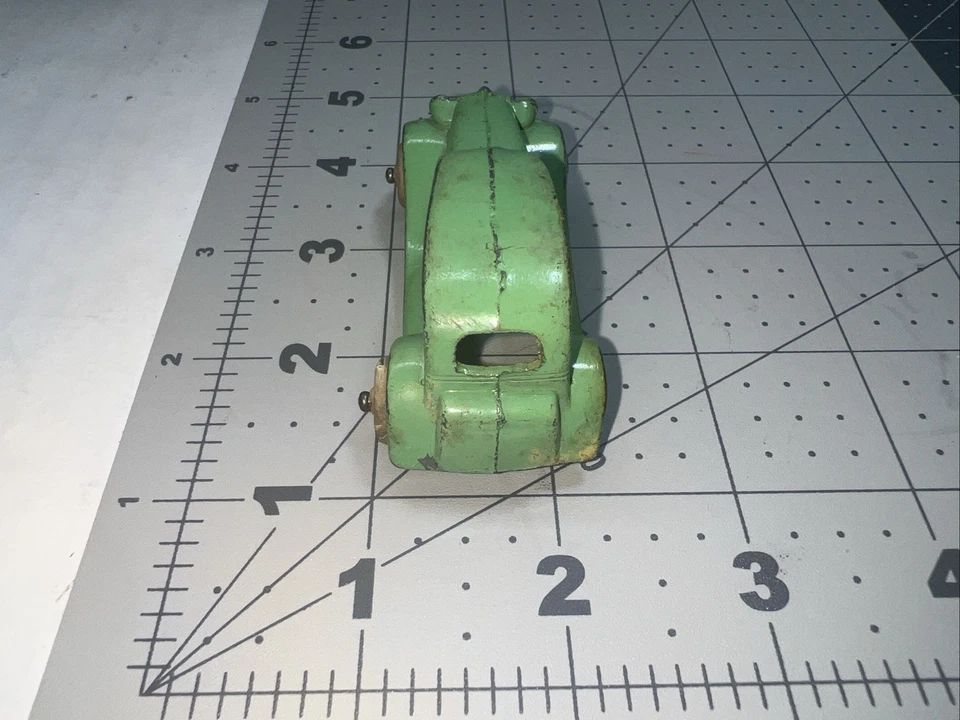 Tootsietoy #0111 1935 FORD SEDAN green diecast w/white rubber tires ORIGINAL - Image 4 of 4