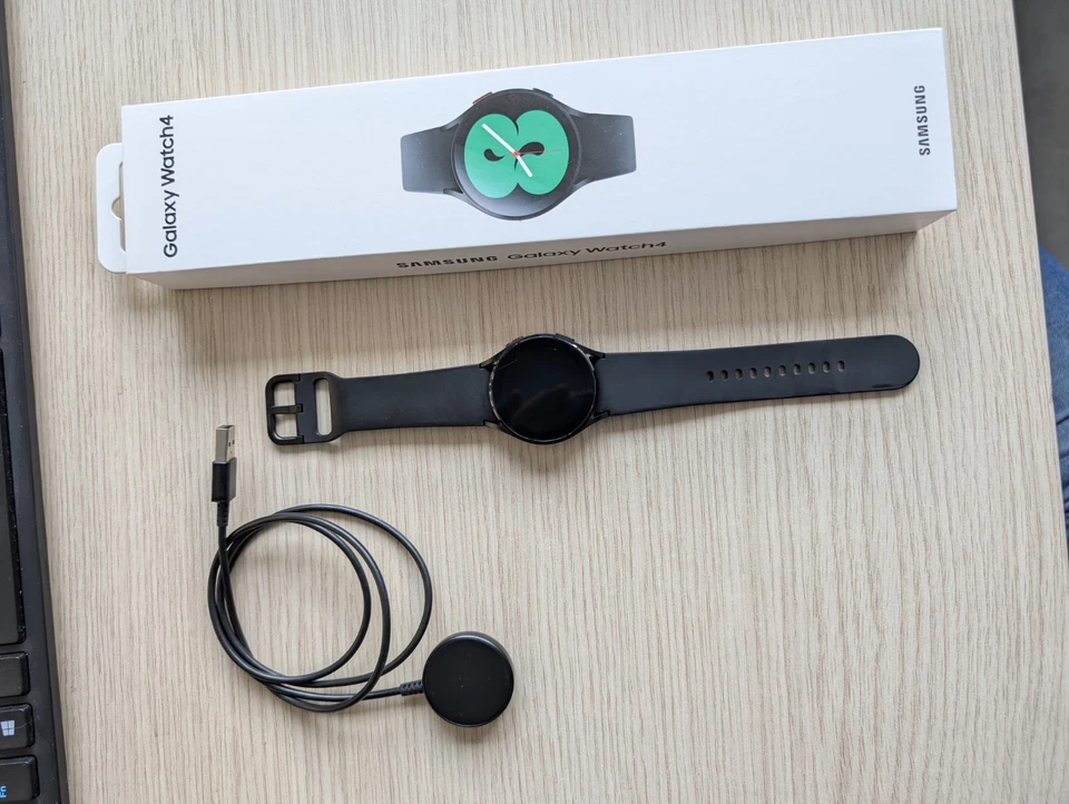 Samsung Galaxy Watch4 40mm Cassa di Alluminio, Cinturino Sportivo Nero, Orologio - Immagine 3 di 4