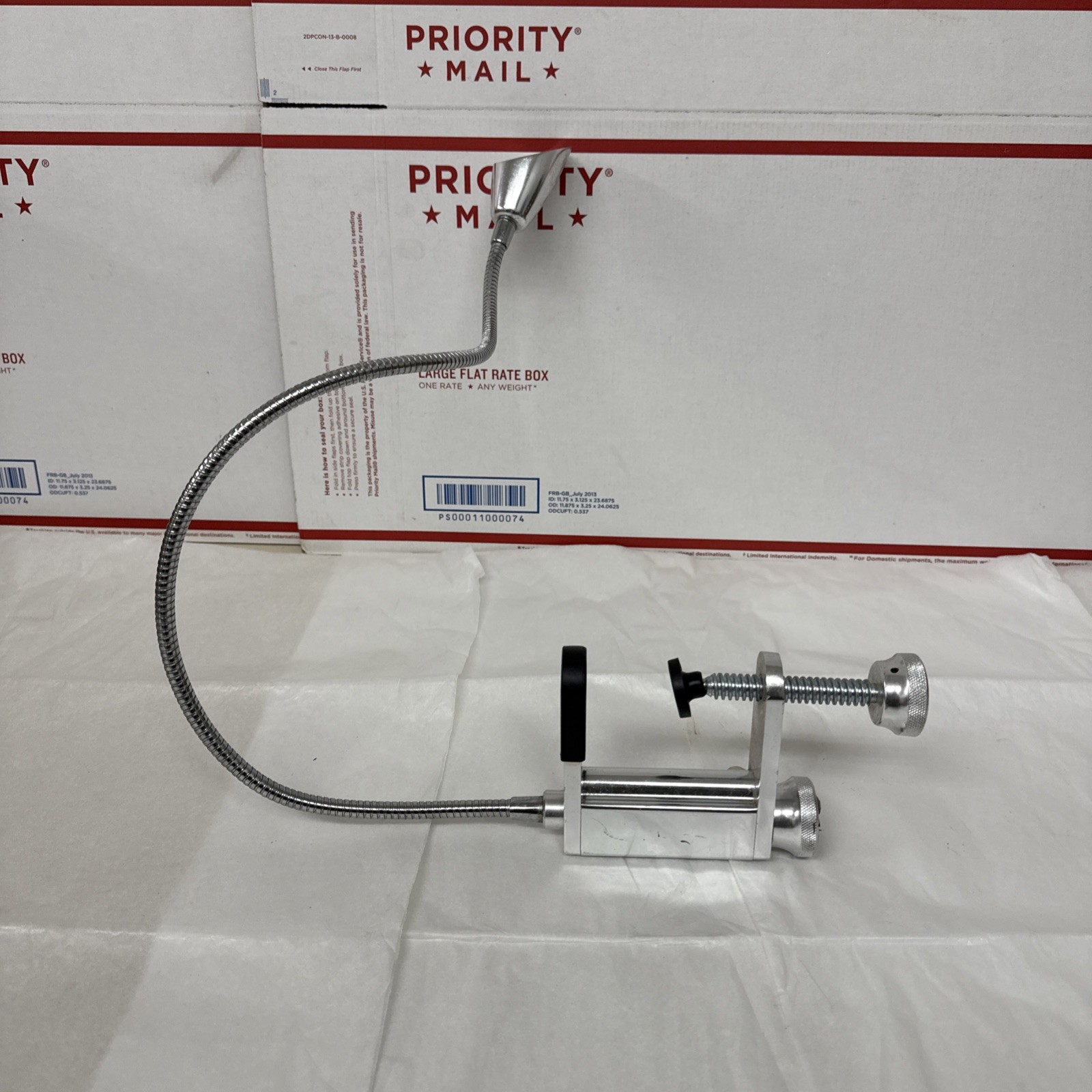 The Designers Edge Aluminum Portable Battery Operated Threaded Clamp Lamp Light