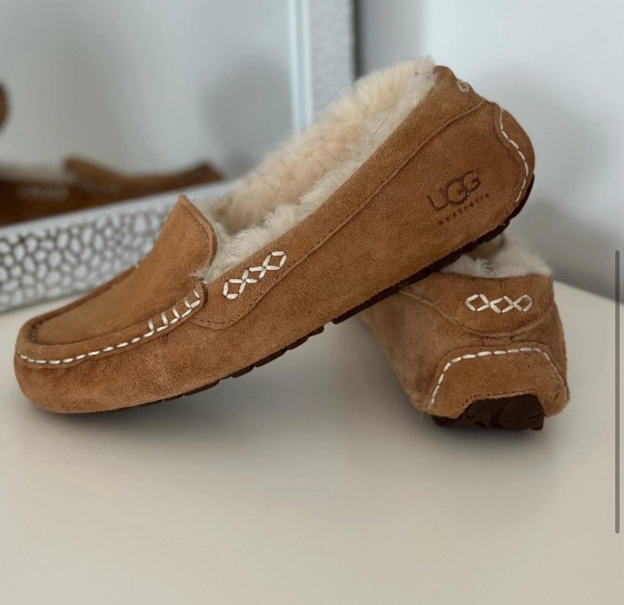 Pantofole UGG in camoscio marrone con suola in gomma taglia US5 EU36