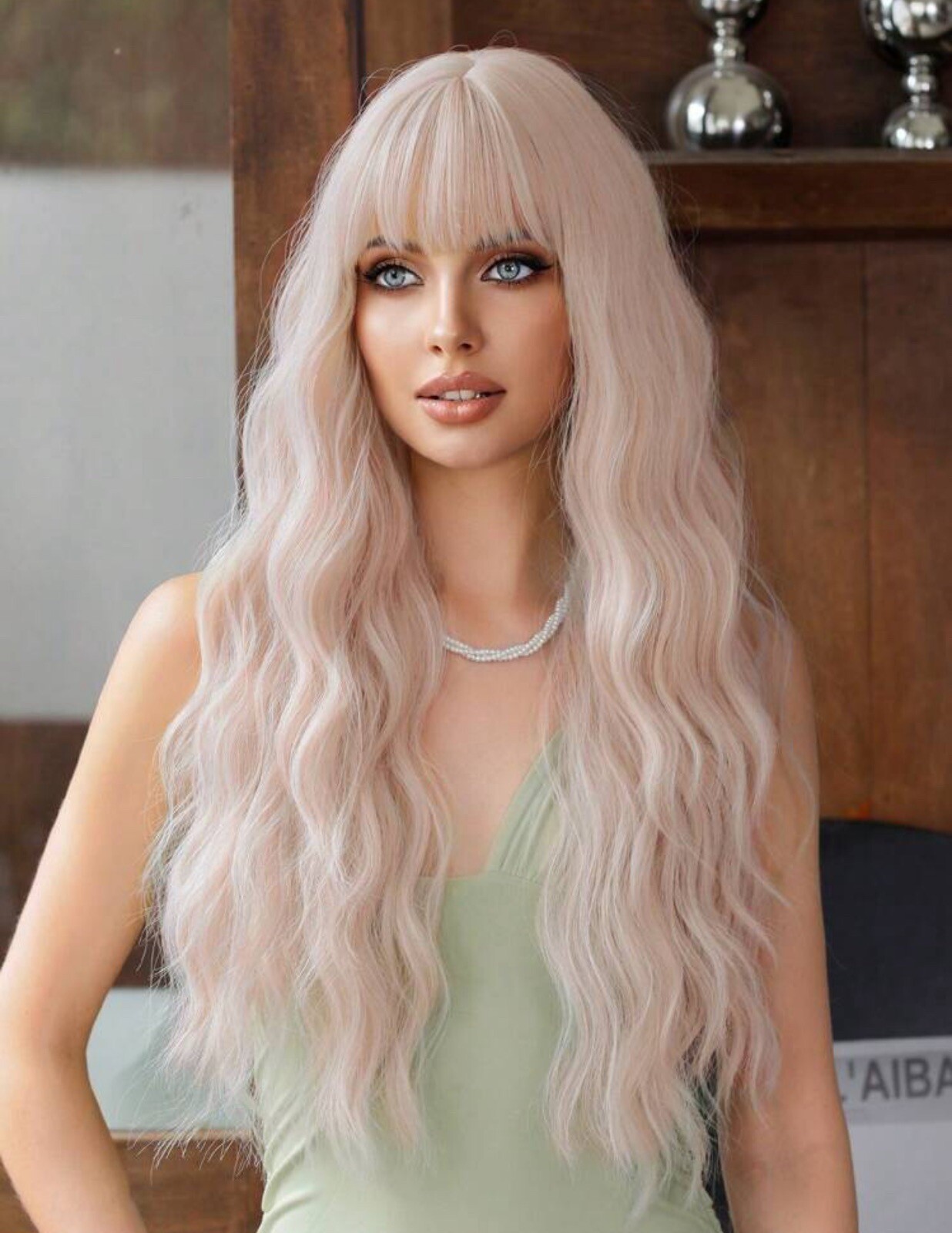 Cheveux plats ? Perruque rose pâle longue ondulée avec frange pour retrouver un volume glamour